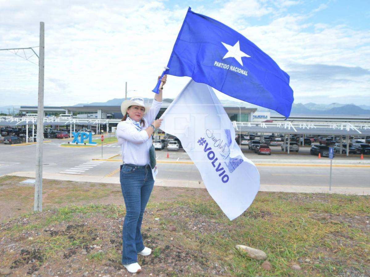 Nacionalistas llegan con camisetas y pancartas para recibir a Juan Orlando Hernández en Palmerola