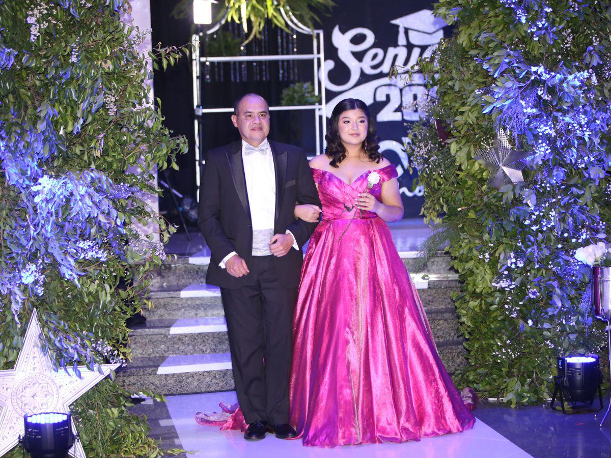 Desfile de seniors, madres y padres en la prom 2023 de Dowal School