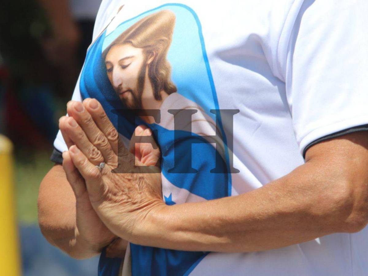Miles participan en caminata religiosa por la unidad y la democracia en Tegucigalpa