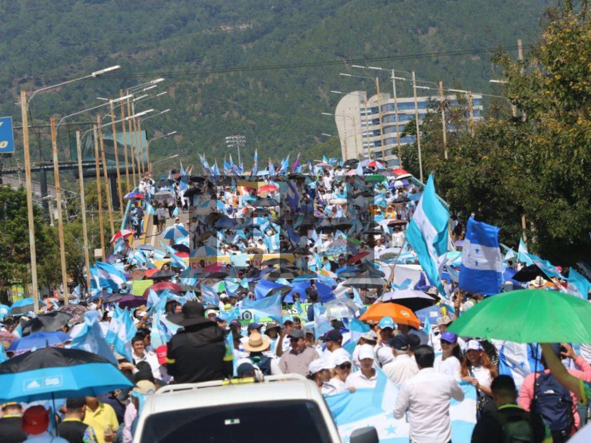 Miles participan en caminata religiosa por la unidad y la democracia en Tegucigalpa