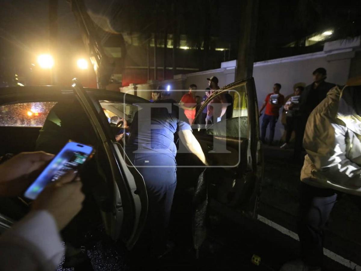 Conductora se libró de morir al ser tragada con todo y auto por socavón en SPS