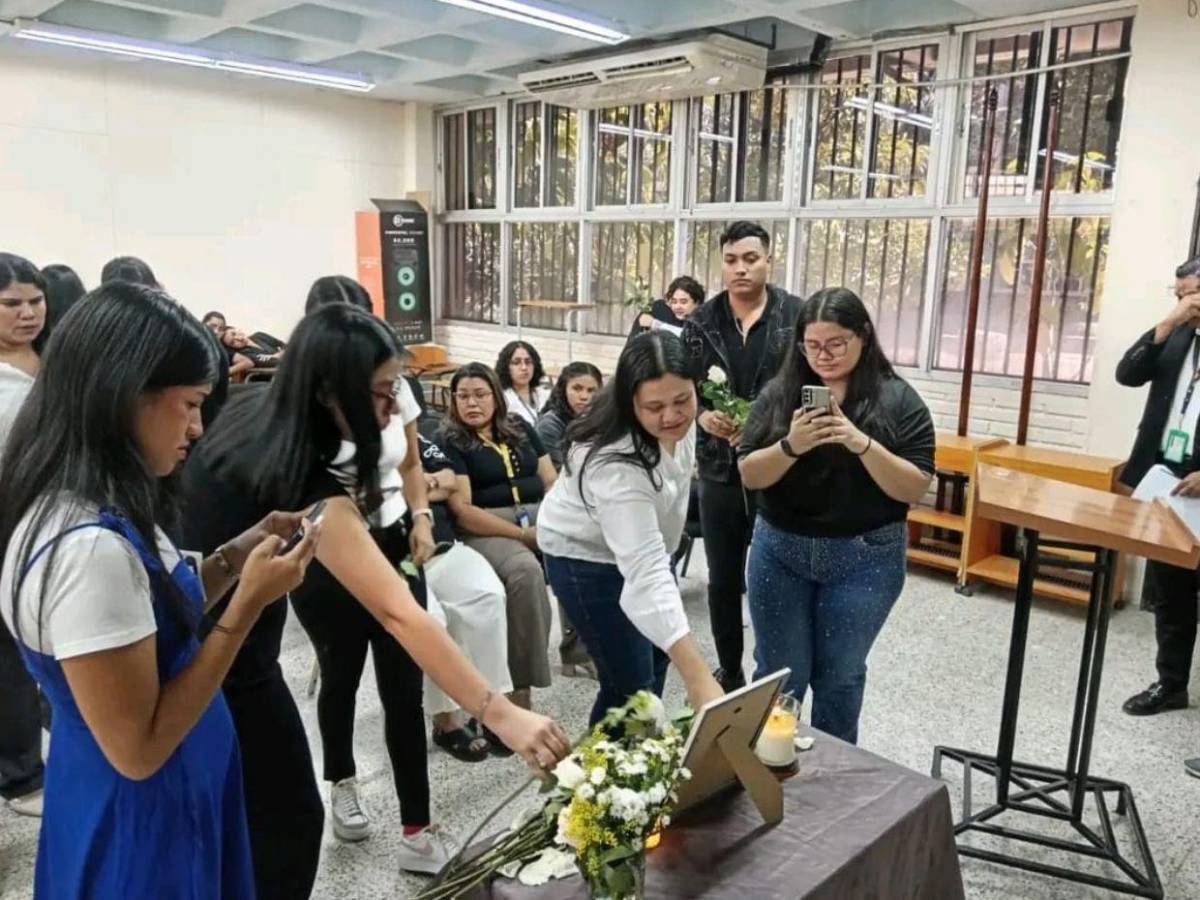 Rinden homenaje a Christian Mendoza, estudiante de Periodismo que falleció en accidente