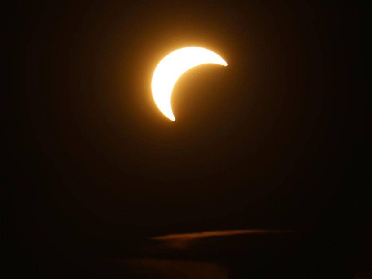 En fotos: el cielo de Portugal se oscurece y deja ver el espectáculo del eclipse solar