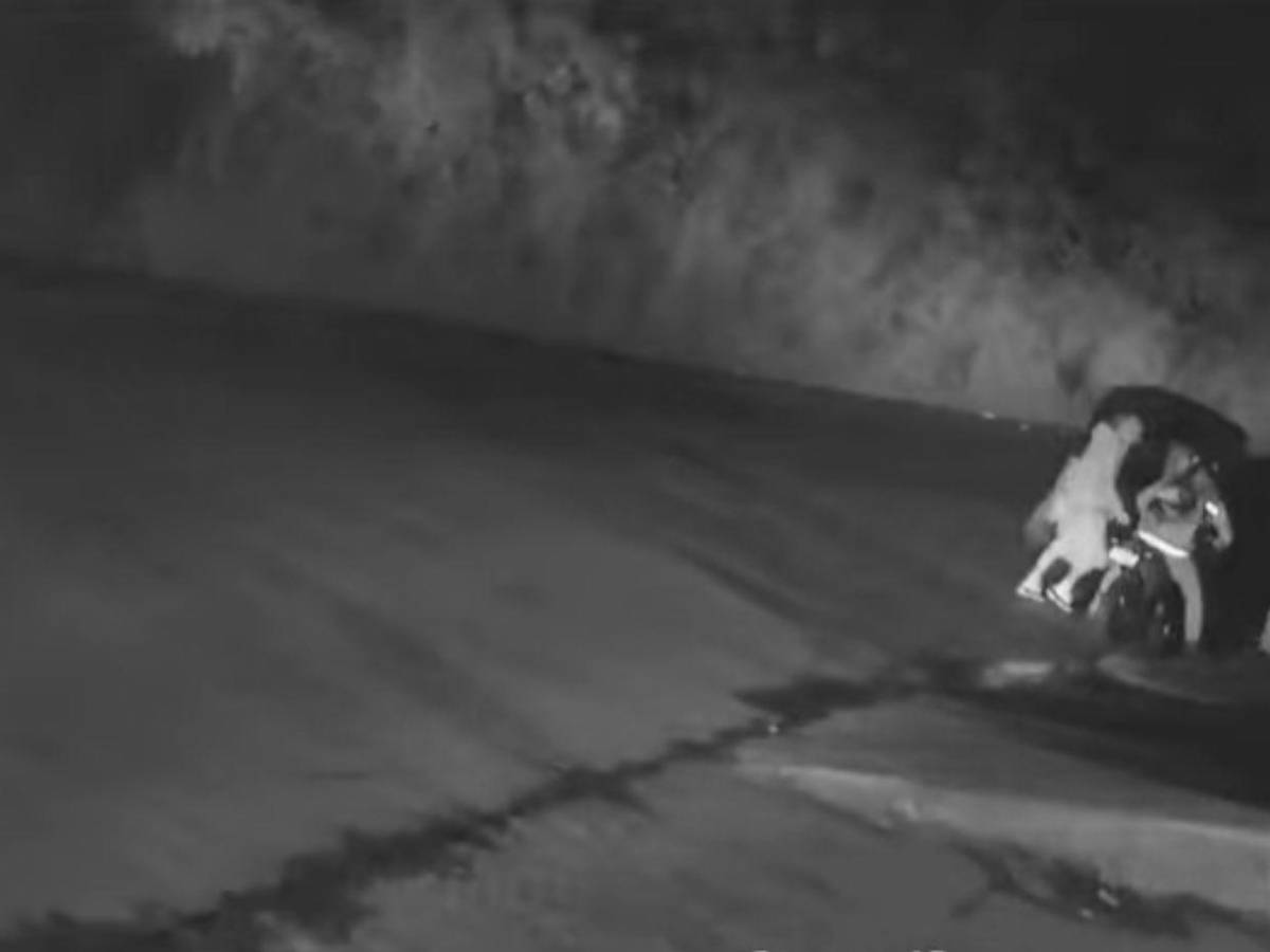 En 32 segundos y en mototaxi asaltan a un motociclista en Los Laureles