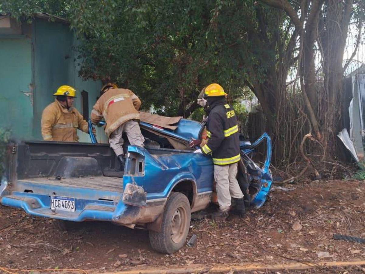 Brutal accidente deja tres personas atrapadas dentro de un vehículo en Catacamas