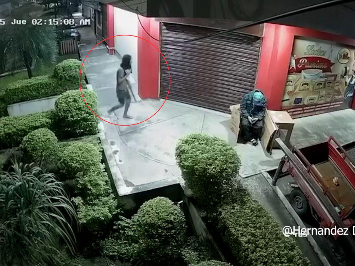 Cuadro a cuadro del ataque de un asaltante a un guardia de la tercera edad en La Ceiba