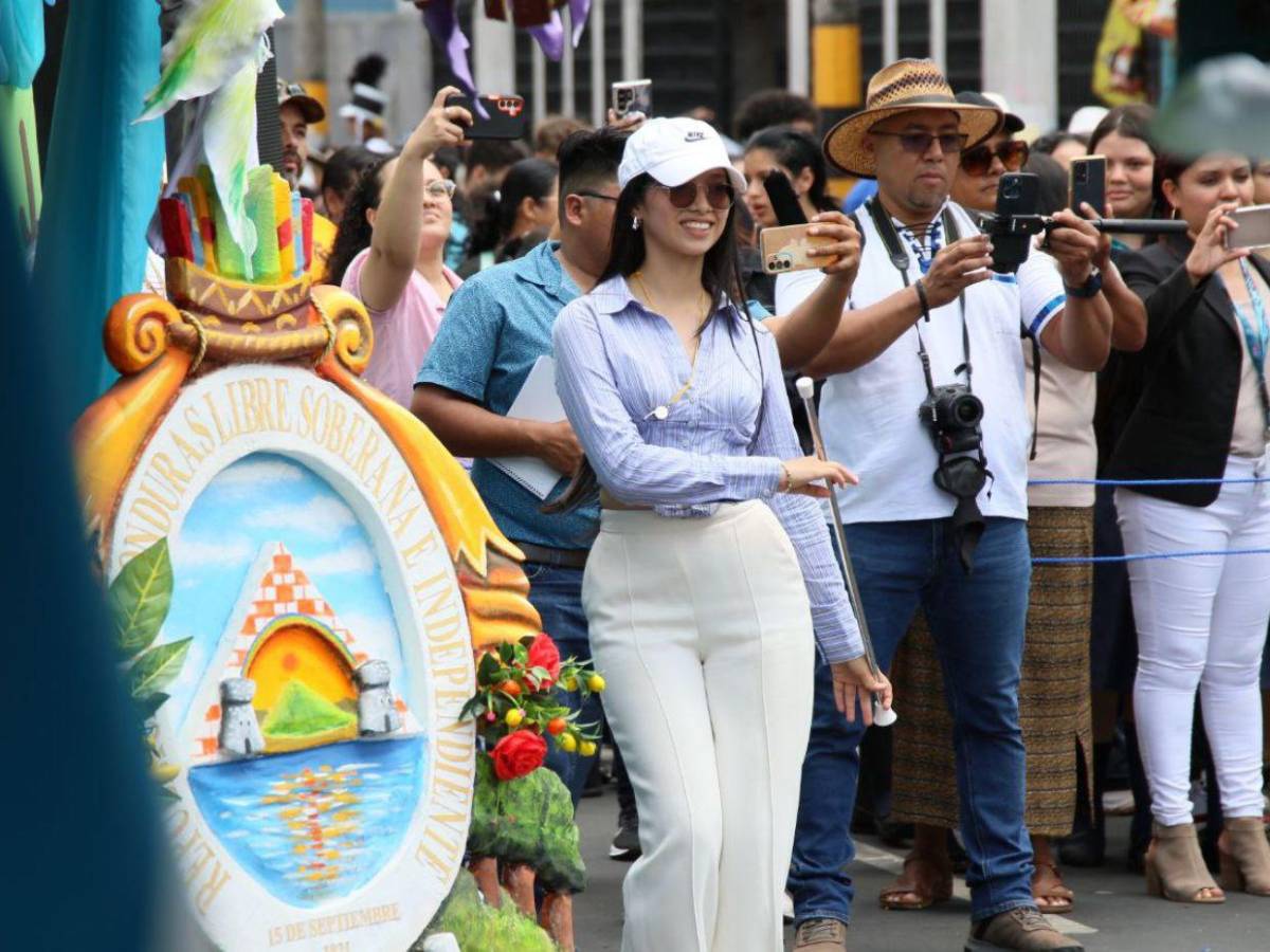 Maestras del Cybernet se robaron las miradas en los desfiles de independencia patria