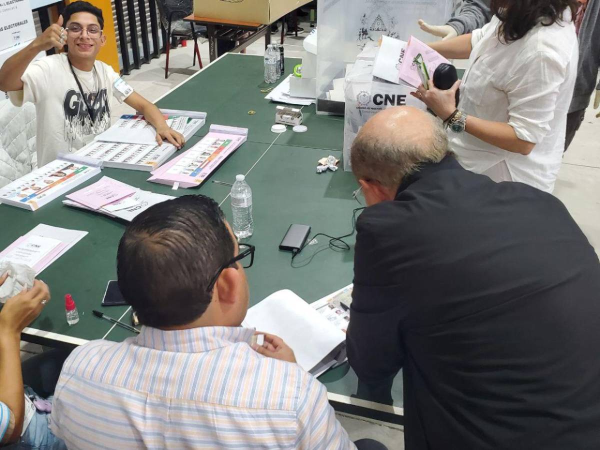 Con alegría y emoción: Así llegó a votar Hugo Noé Pino, vicepresidente del CN