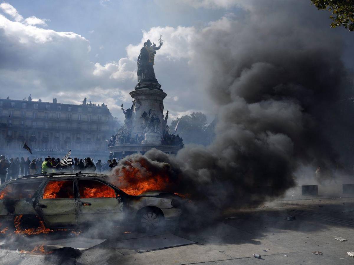 Francia anuncia toques de queda y Europa mira con inquietud la ola de disturbios
