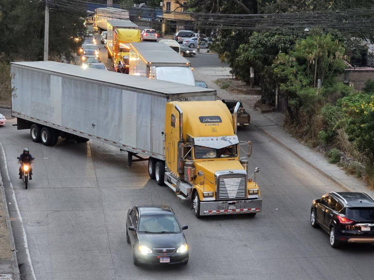 Tráfico pesado en la salida al sur atrasa el retorno de capitalinos a sus hogares