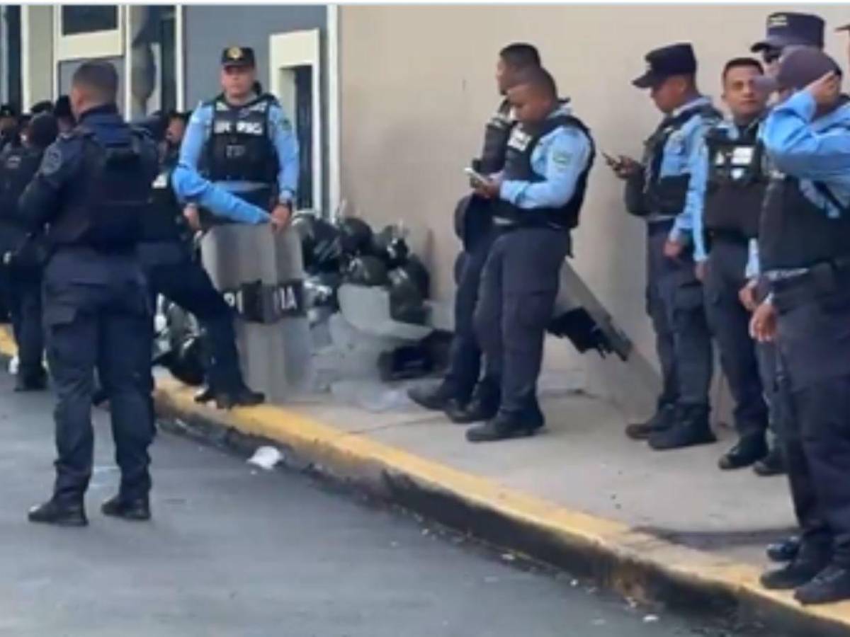 Fuerte resguardo policial en sede del Partido Nacional durante marchas del 1 de mayo