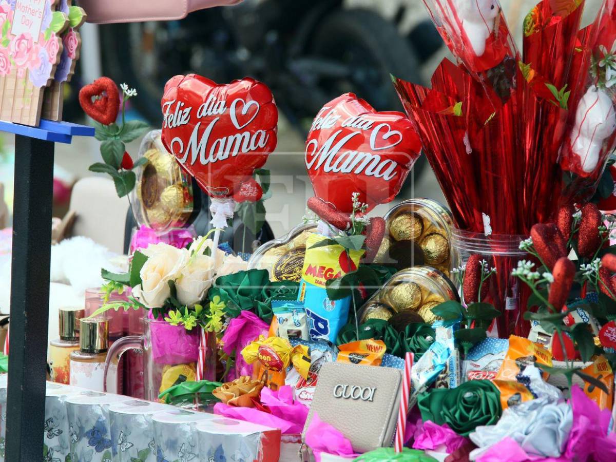 Flores y alegría llenan las calles de Tegucigalpa en celebración del Día de la Madre