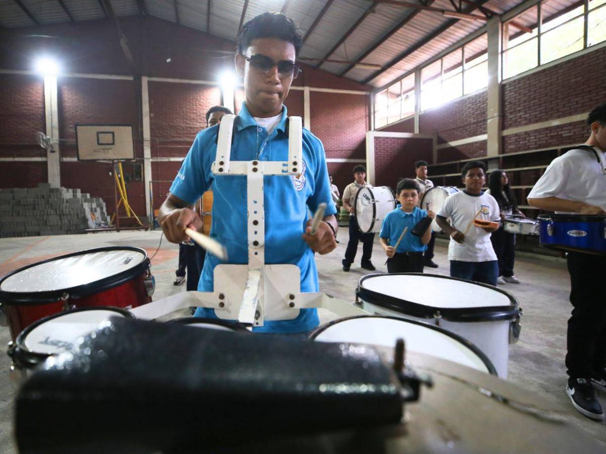 Banda marcial del Instituto Superación San Francisco afina su ritmo para los desfiles patrios