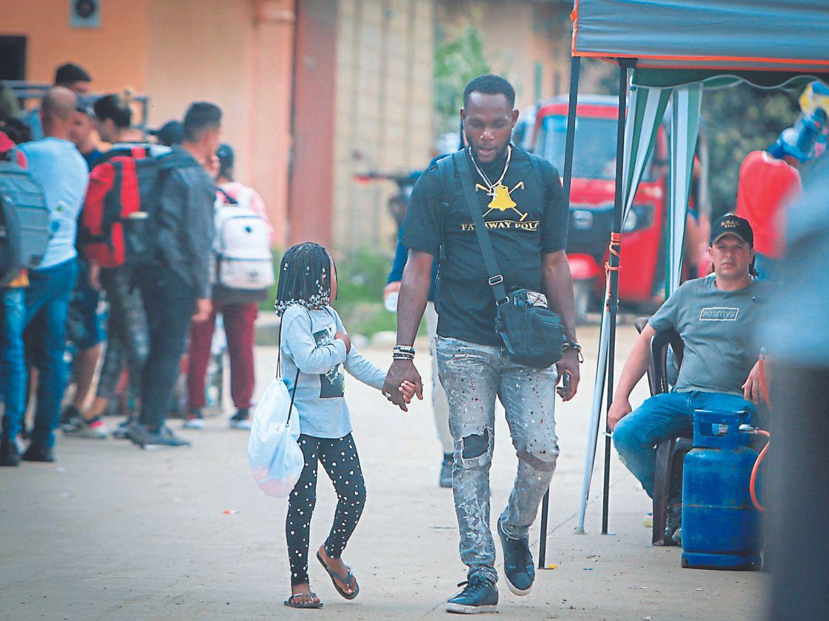 Los menores son arrastrados al viaje por la familia.