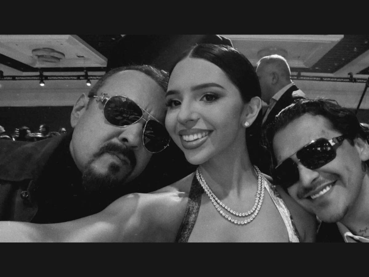 Ángela Aguilar y Christian Nodal posan enamorados en los Latin Grammy