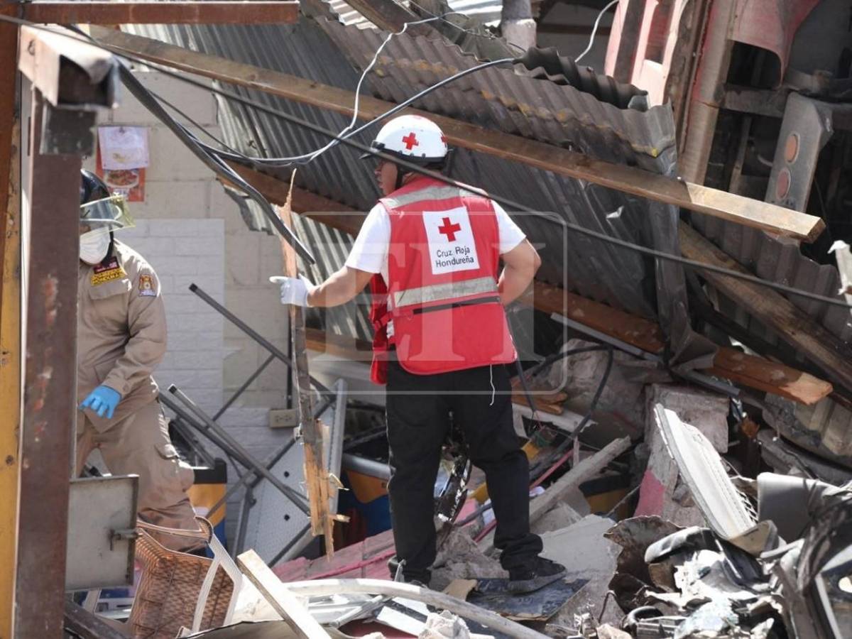 La incansable labor de cuerpos de socorro tras tragedia en Villa Nueva