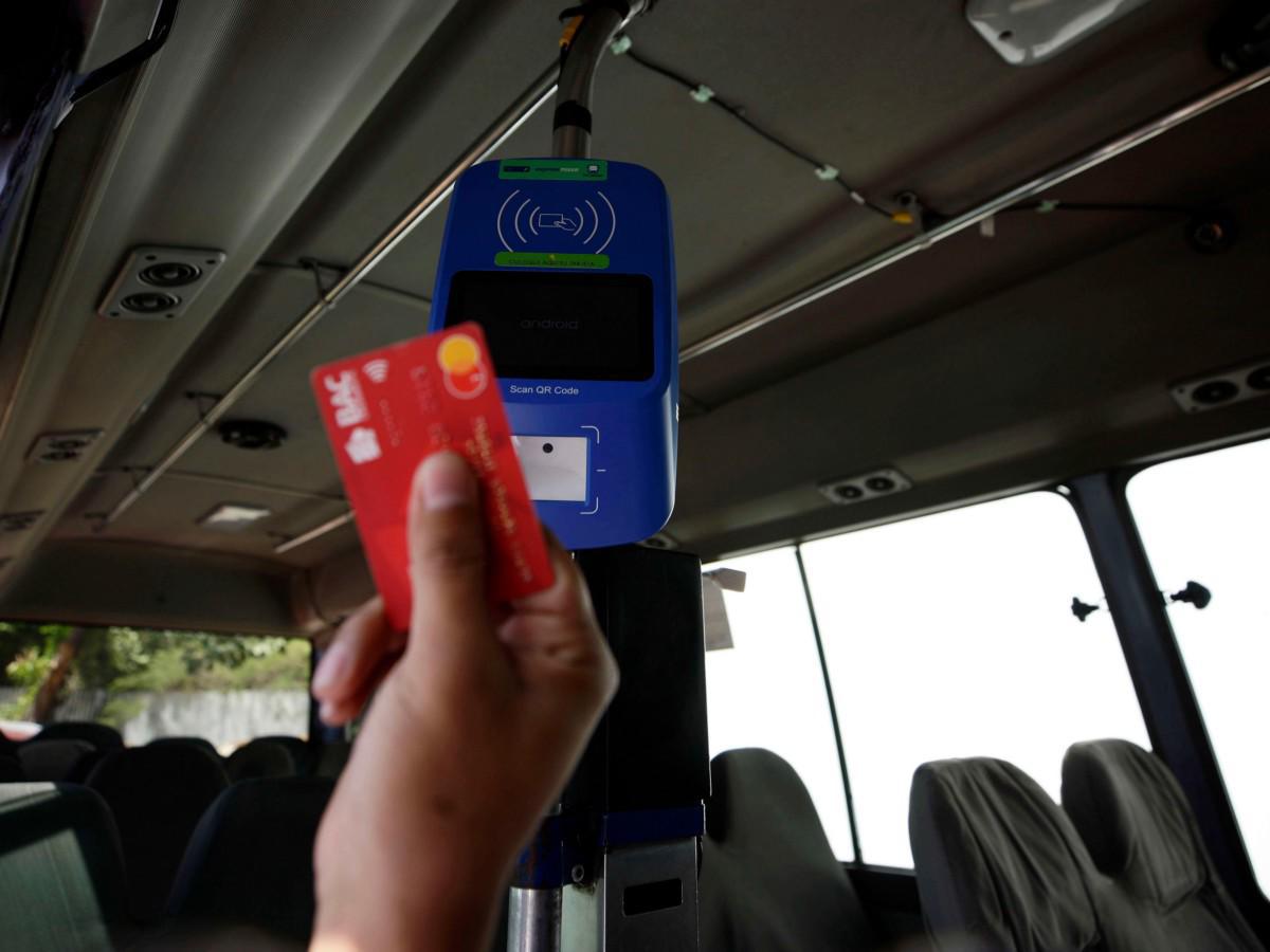 Presentan bus con wifi, cámara de reconocimiento, botón de pánico y pago electrónico