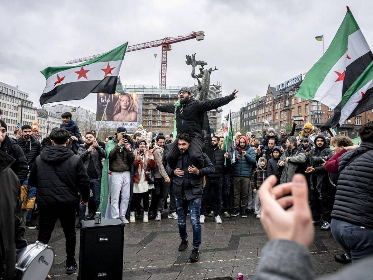 Sirios celebran alrededor del mundo la caída del régimen de Al Assad