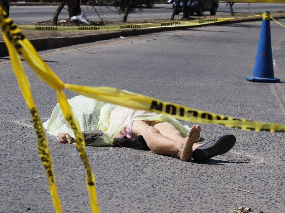 A pocos metros del puente peatonal murió arrollada señora en el anillo periférico