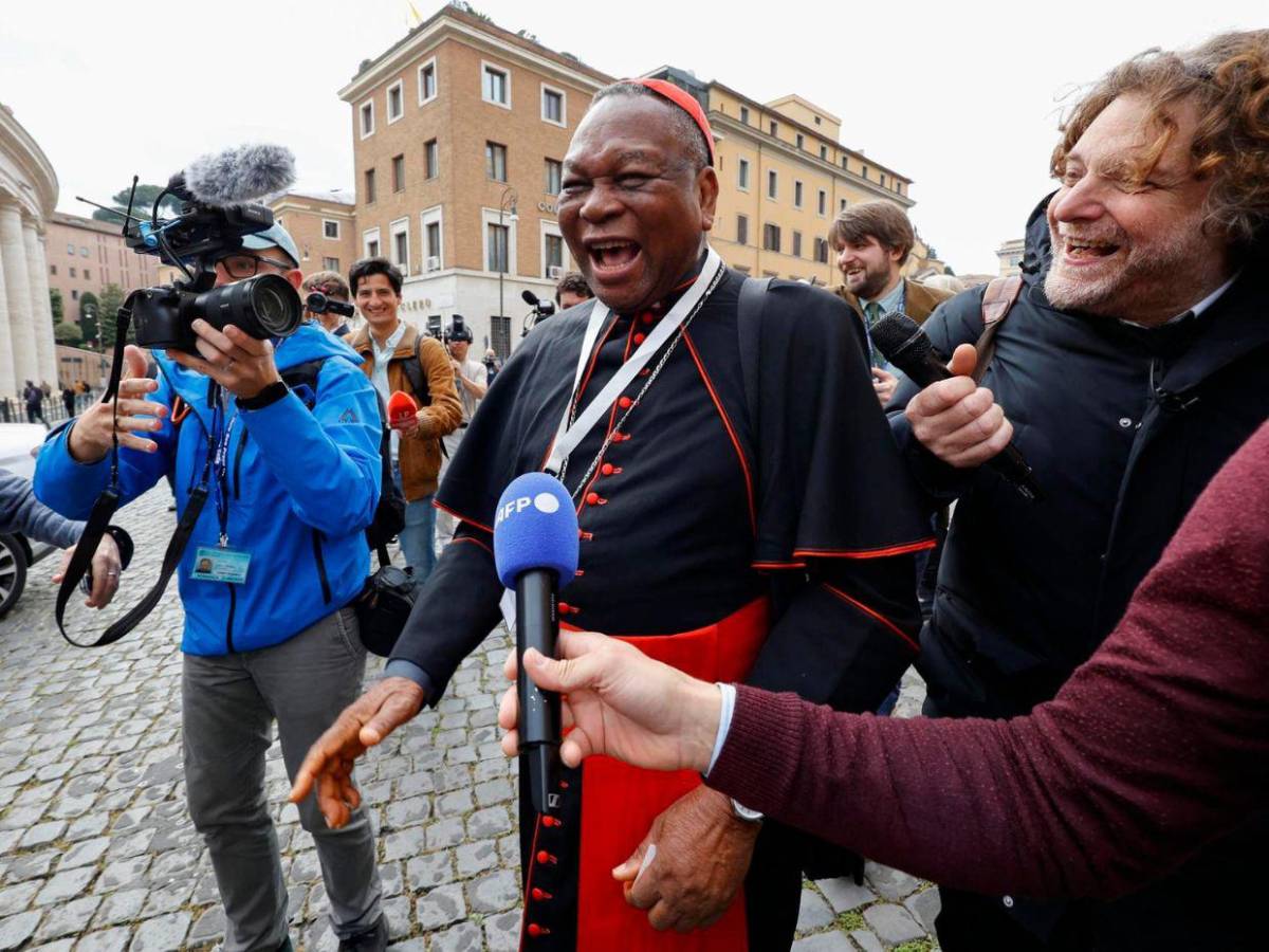 Entre rituales, alianzas y toque de queda, llegan los cardenales a Roma