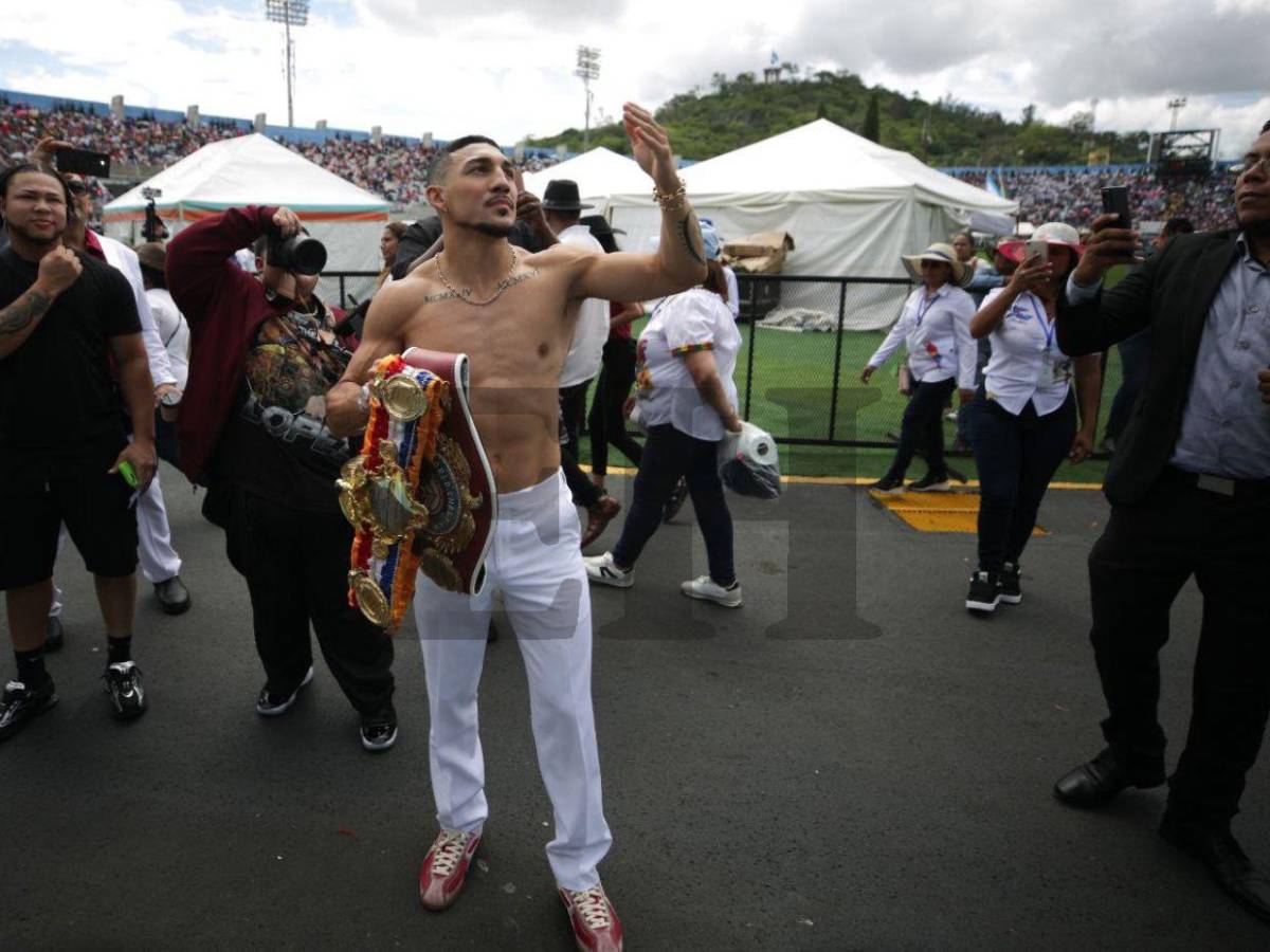 Teófimo López se une a los desfiles patrios en la capital