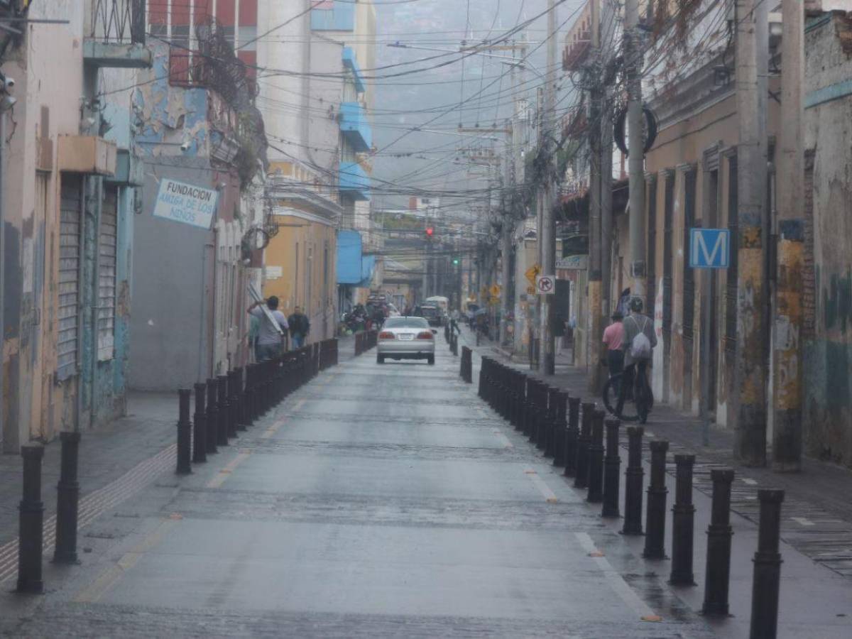 Con lluvias, así amaneció la capital este martes por frente frío