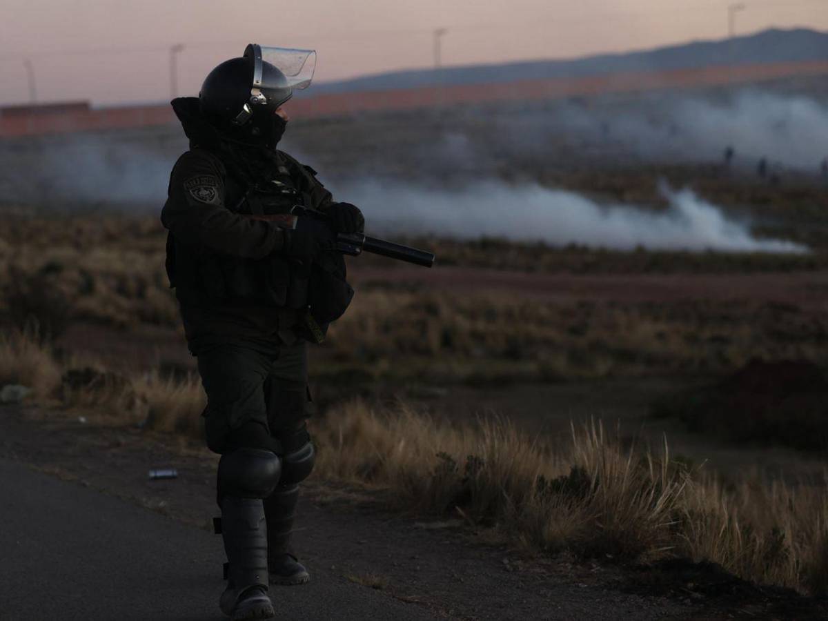 Militares y policías se repliegan tras despejar parcialmente carreteras de Bolivia