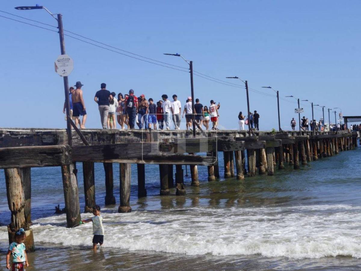 Playas de Tela siguen llenas en la recta final de Semana Santa
