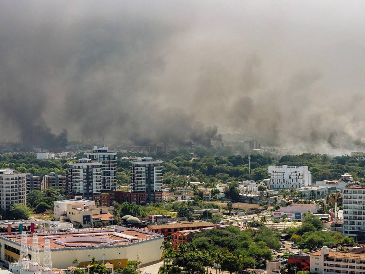 El caos que vivió por 12 horas Puerto Vallarta tras caída de El Mencho