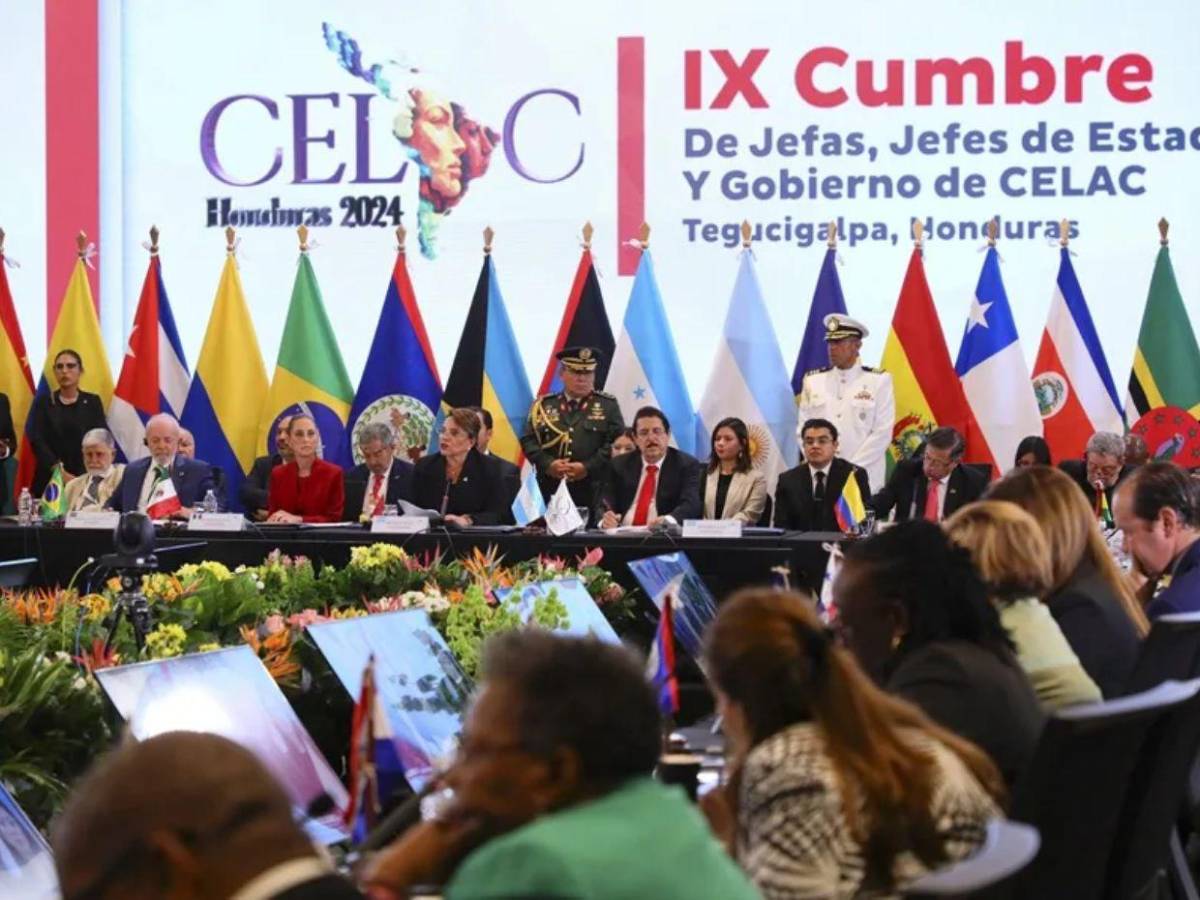 Entre secreteo y aburrimiento: los momentos y gestos incómodos en la Cumbre de la Celac