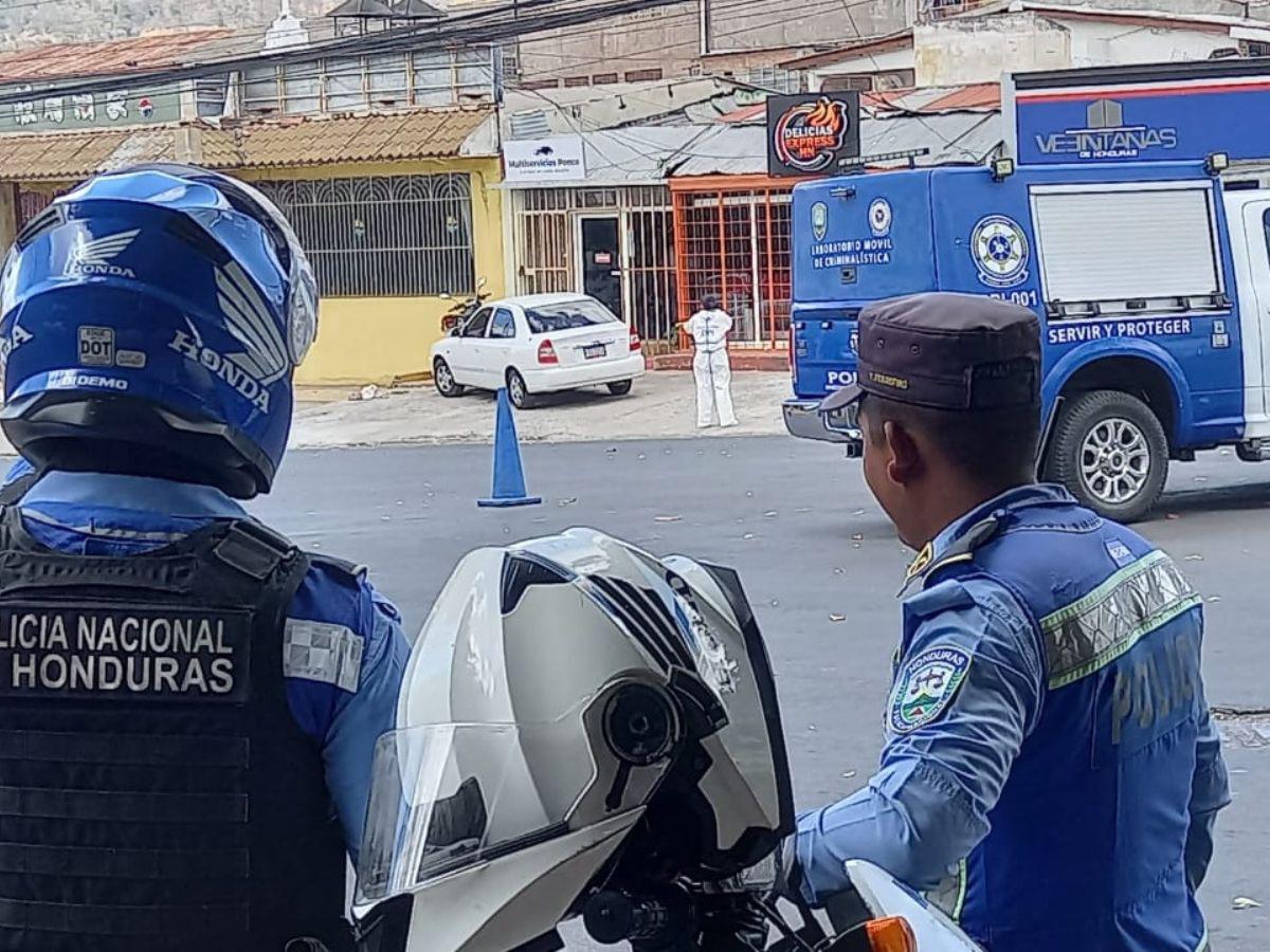 Agentes de la Policía Nacional observan la escena del lamentable hecho.