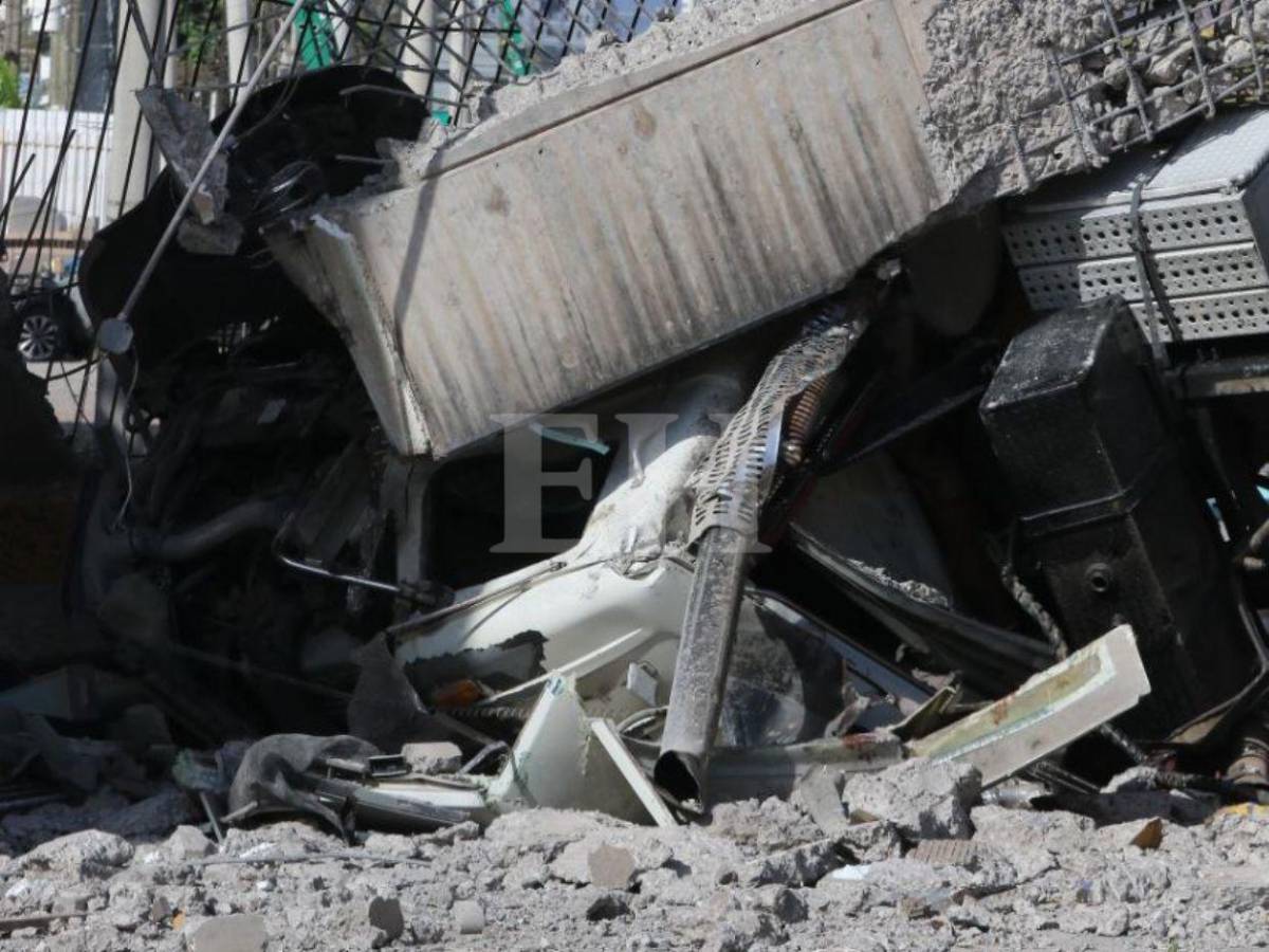 Así quedó el dragón, maquinaria que cayó tras desplomarse puente a desnivel Juan Manuel Gálvez