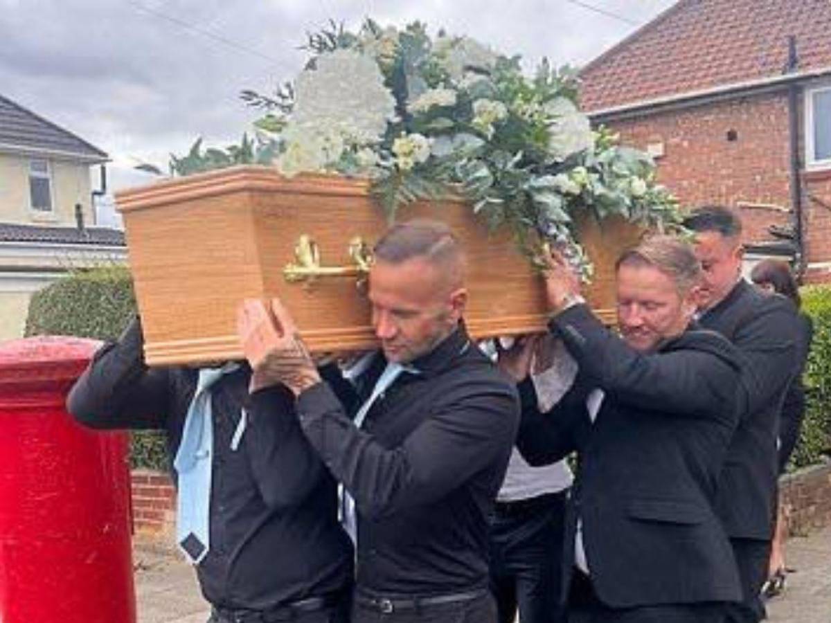 Hombre murió de un paro cardiaco mientras cargaba el ataúd de hijo en Inglaterra