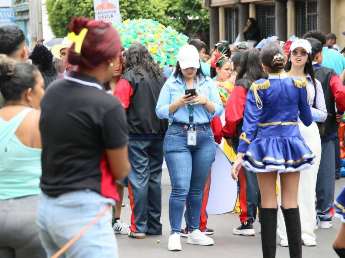 Maestras del Cybernet se robaron las miradas en los desfiles de independencia patria