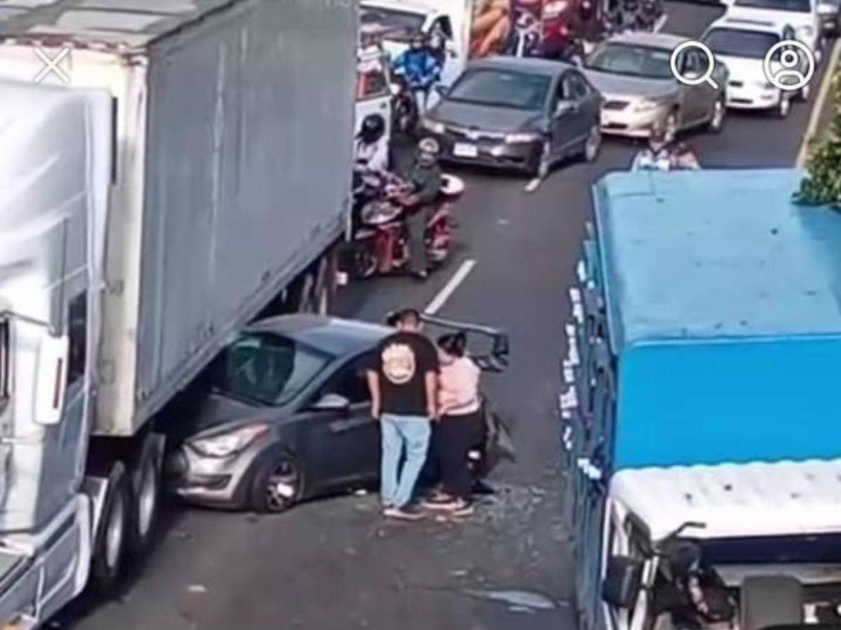 Así quedó un turismo atrapado bajo camión en bulevar Fuerzas Armadas