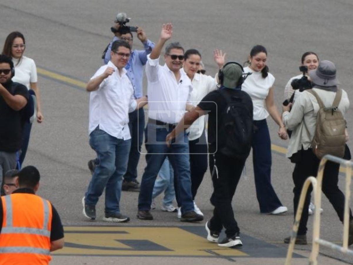 Momento en que Juan Orlando Hernández bajó del avión en Honduras y abrazó a su familia