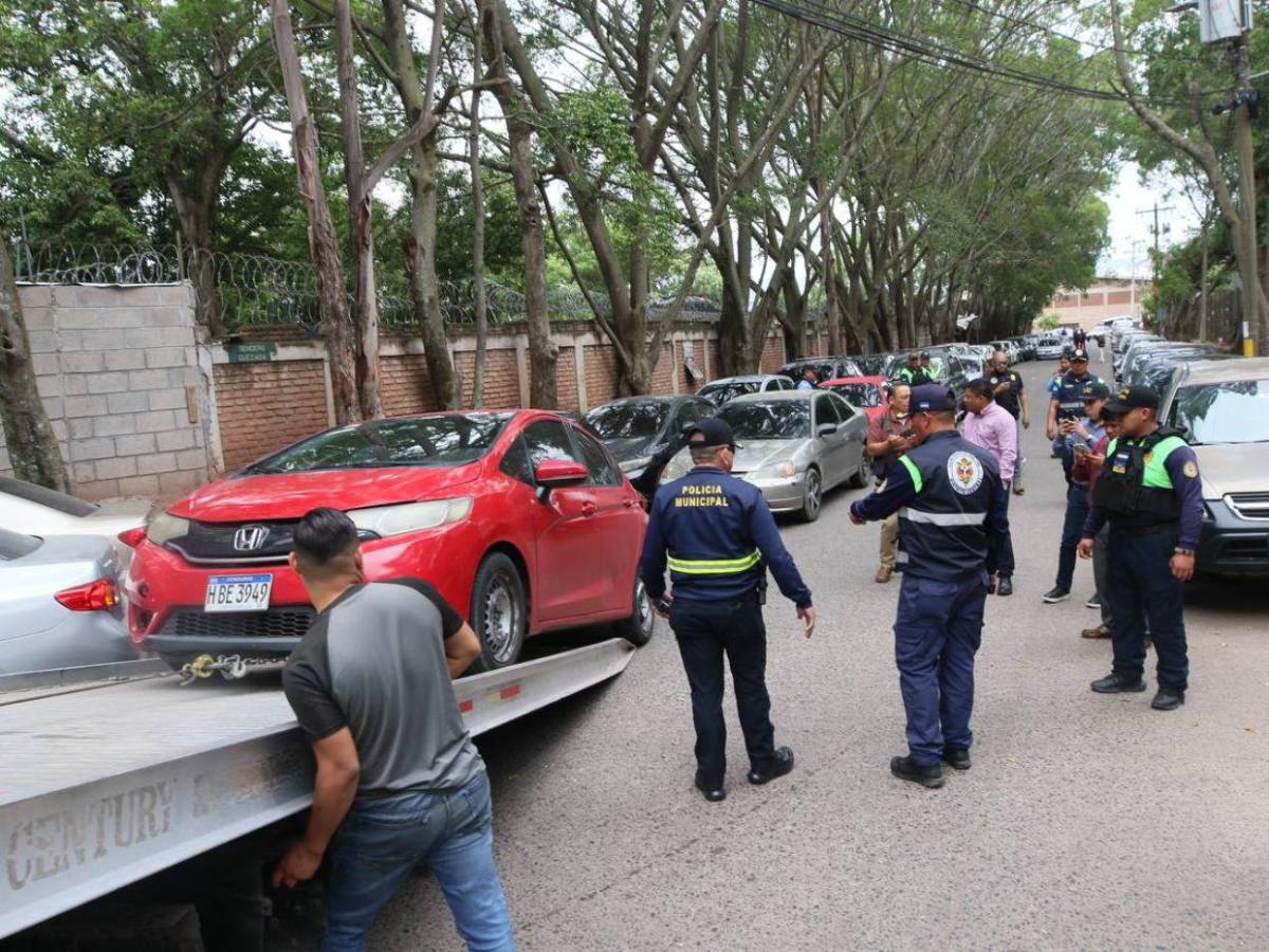 Pagarán más de L2 mil de multa: AMDC decomisa vehículos mal estacionados en la morgue capitalina