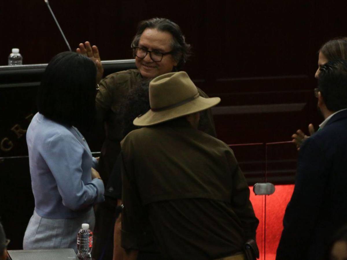 Entre risas y abrazos, así reciben al padre Leopoldo Serrano en el Congreso Nacional