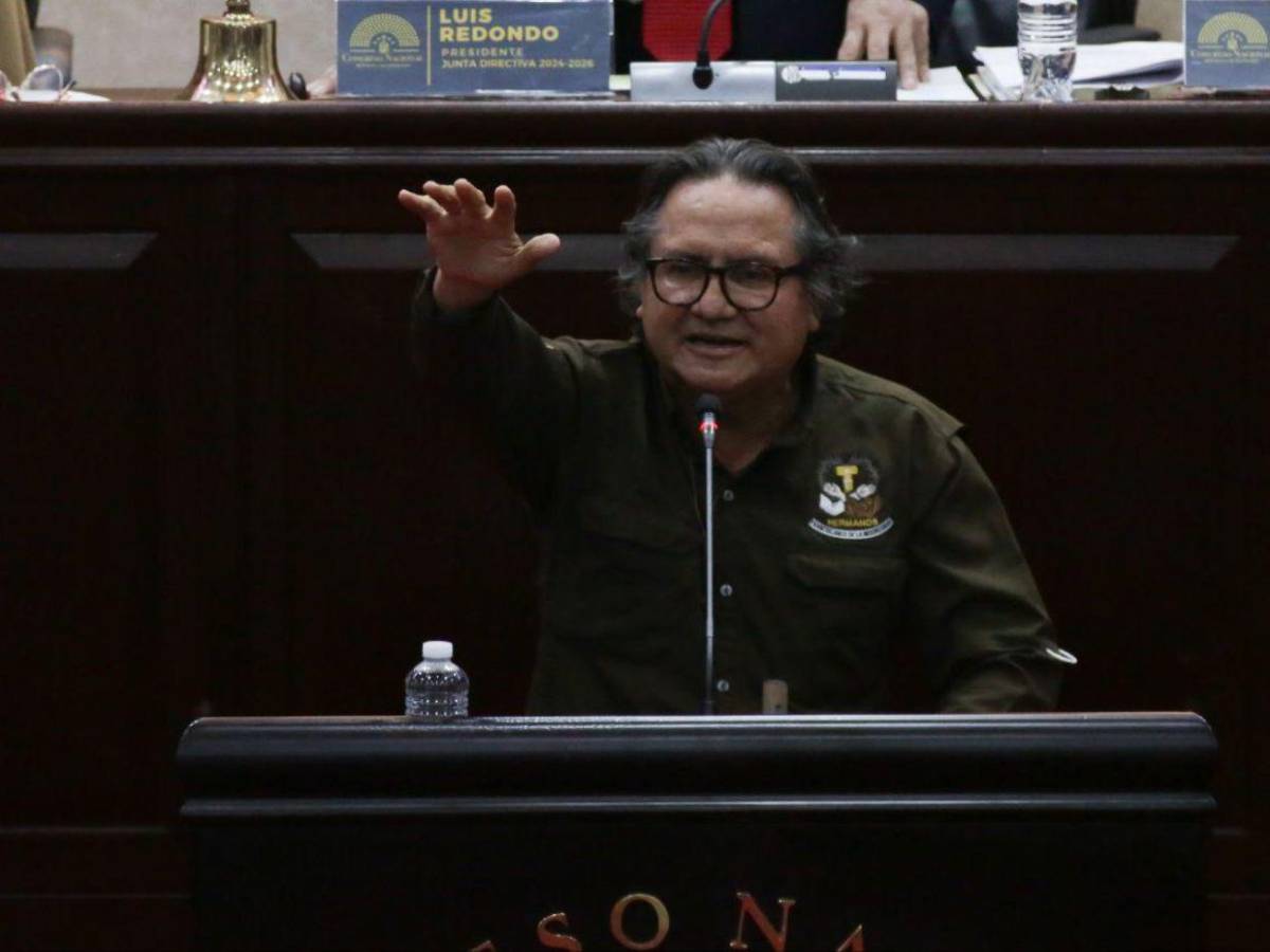 Entre risas y abrazos, así reciben al padre Leopoldo Serrano en el Congreso Nacional