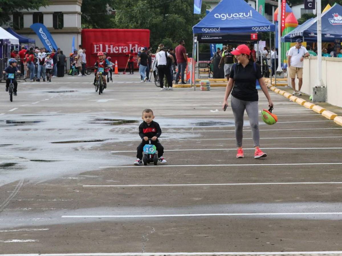 Padres animan a sus pequeños y comparten su emoción en la Vuelta Infantil 2025