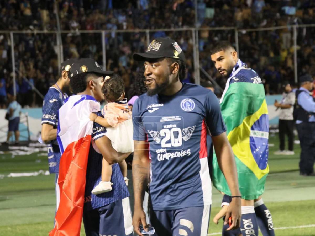 Emilio Izaguirre lloró y el lindo regaló a los jugadores: Motagua celebra la copa número 20