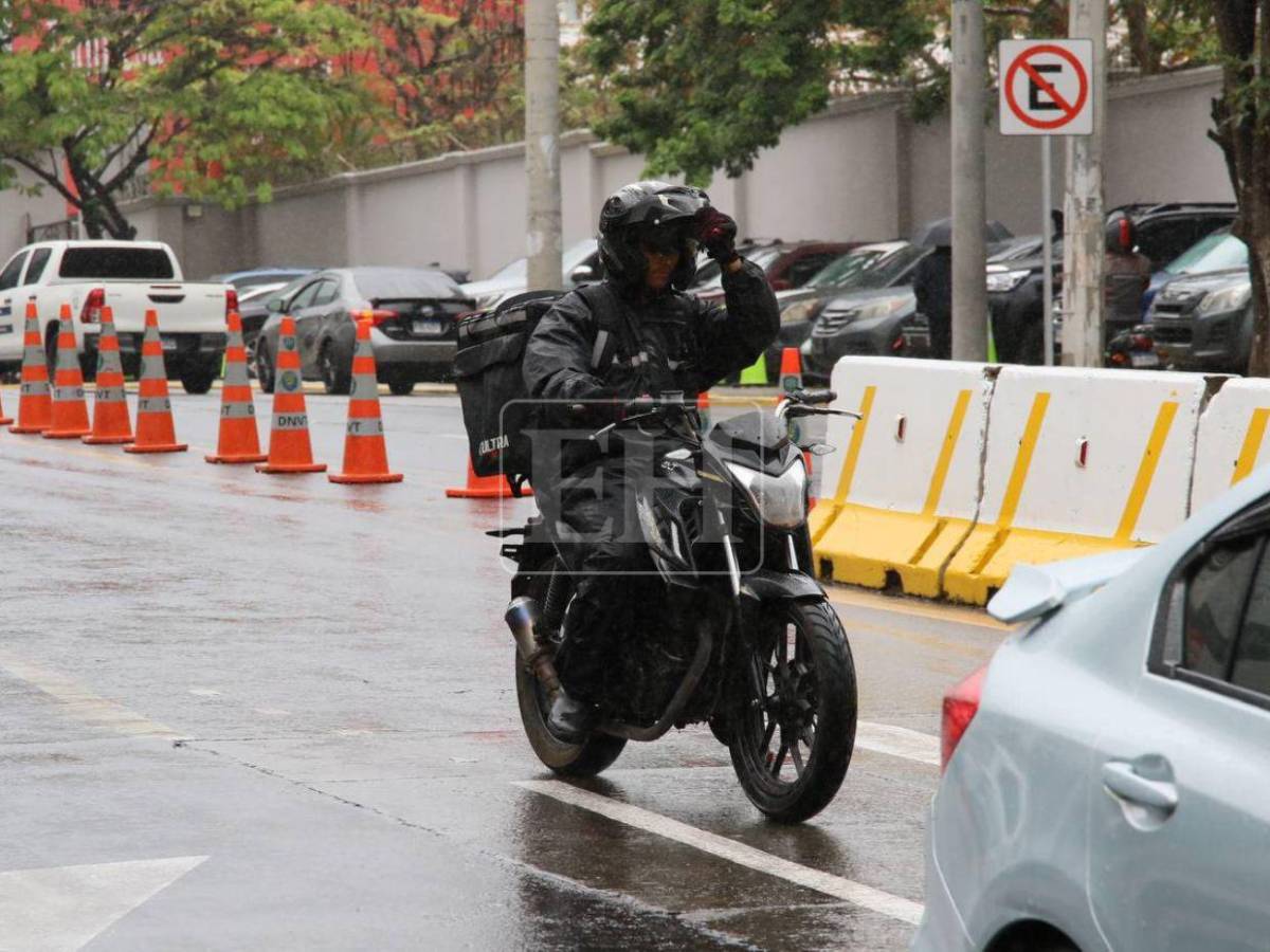 Lluvias intermitentes dejan calles mojadas y tránsito lento en Tegucigalpa