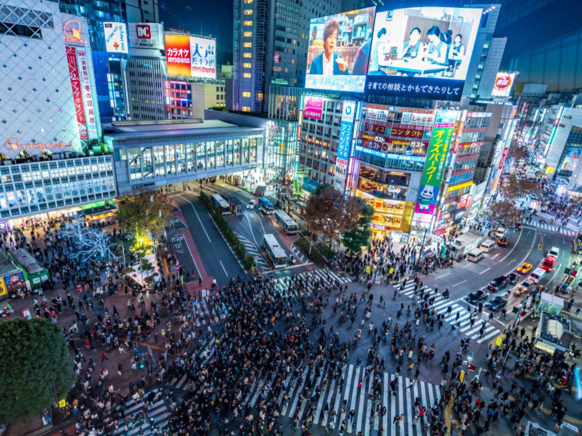 El cruce de la estación de Shibuya es un espectáculo visual de personas y edificios. Famoso en el mundo del entretenimiento, y punto de encuentro de nacionales y extranjeros.