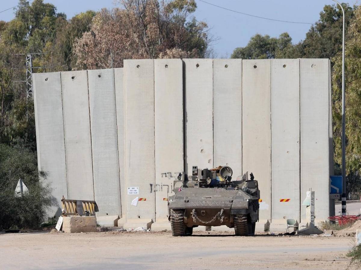 Romi Gonen, Doron Steinbrecher y Emily Damary, las tres rehenes que serán entregadas por Hamás