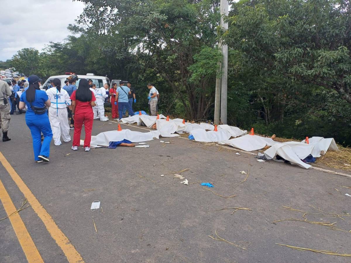 Los cuerpos de las víctimas fueron colocados a la orilla de la carretera.