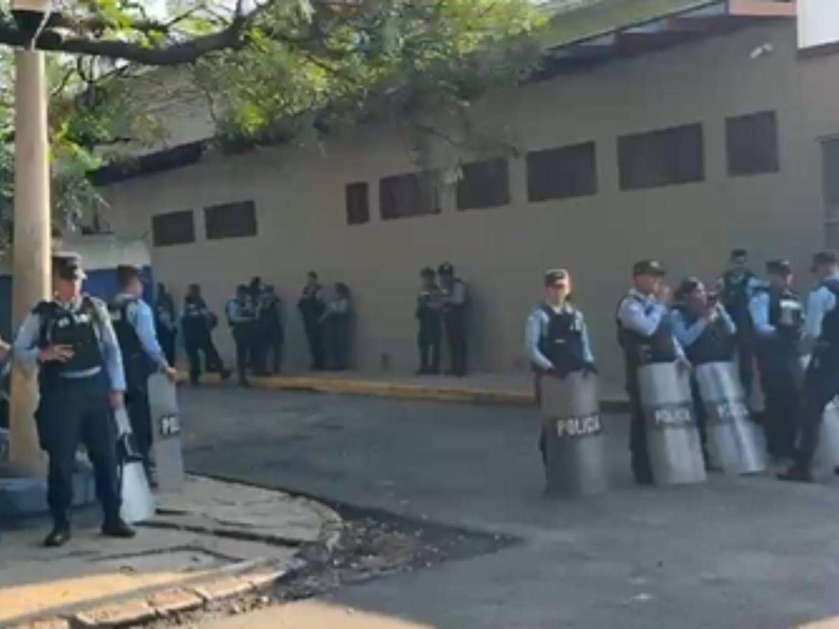 Fuerte resguardo policial en sede del Partido Nacional durante marchas del 1 de mayo