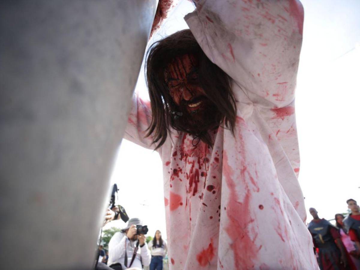 Sacrificio, dolor y el mal: Las 20 mejores imágenes que dejó el Vía Crucis en la capital