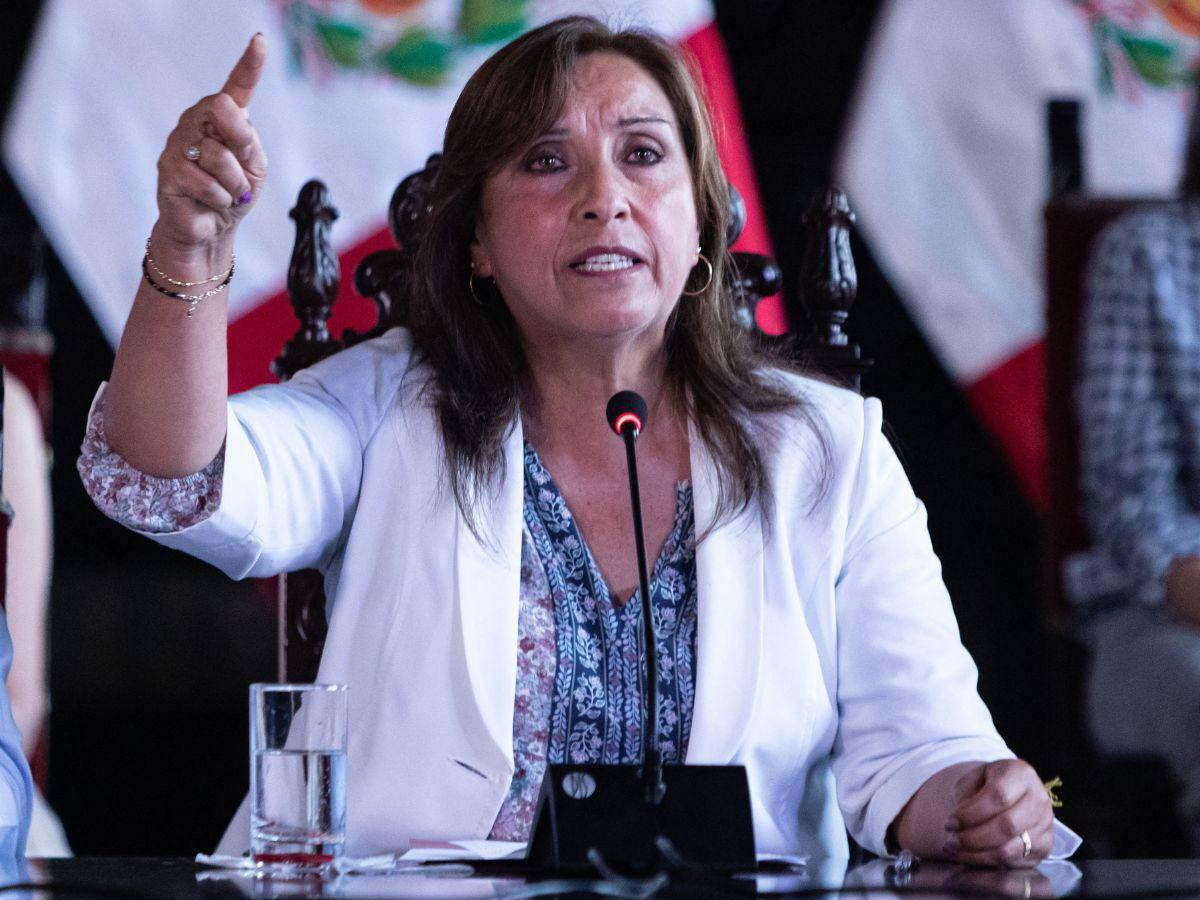 Presidenta de Perú dice que son prestados los Rolex que desataron el escándalo