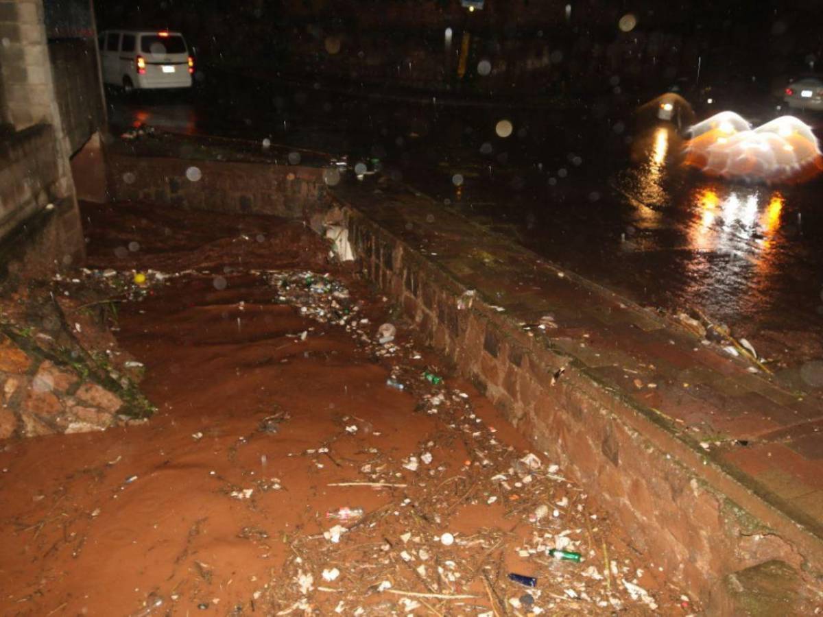Fuertes corrientes de agua e inundaciones registró Tegucigalpa por lluvias