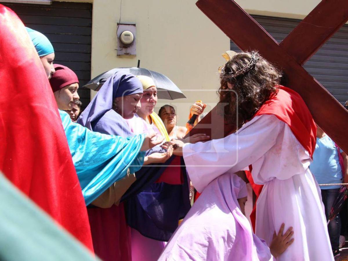 Desde su condena hasta su muerte: así se recorrieron las 14 estaciones del viacrucis